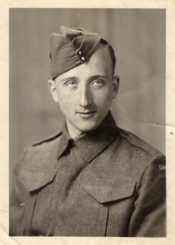 Portrait photographique en noir et blanc d'un homme habillé en uniforme militaire, pris à partir du torse.