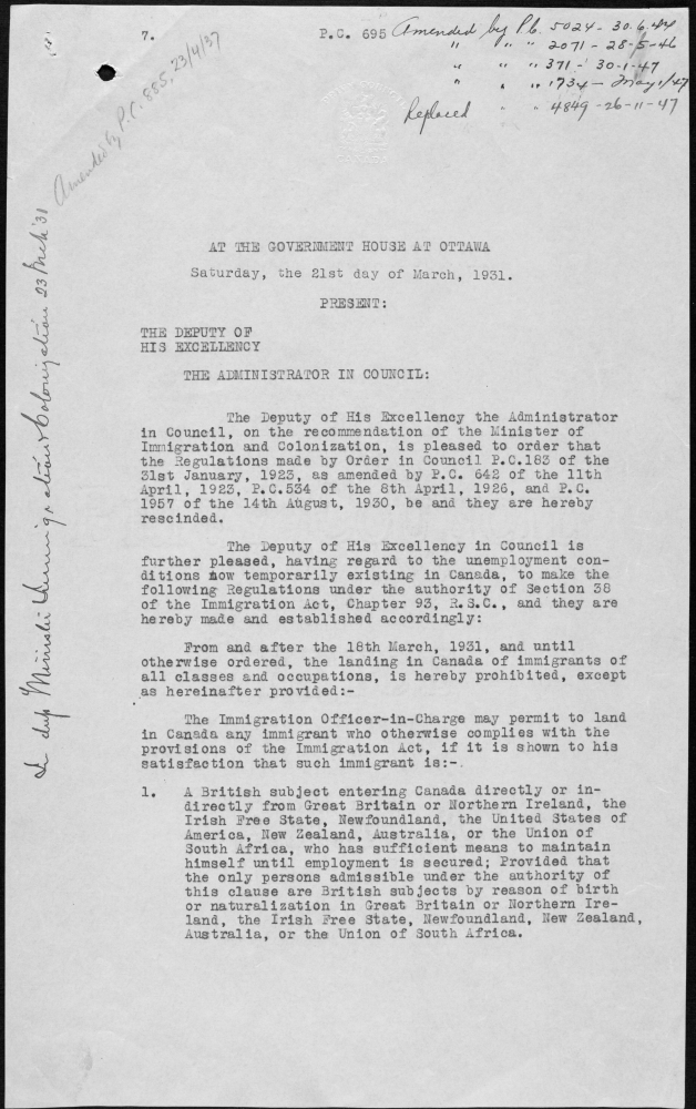 Une feuille blanche d'un document typographié sur lequel il y a du texte écrit à la main sur les marges de gauche et de haut de la première page et à la fin du document.