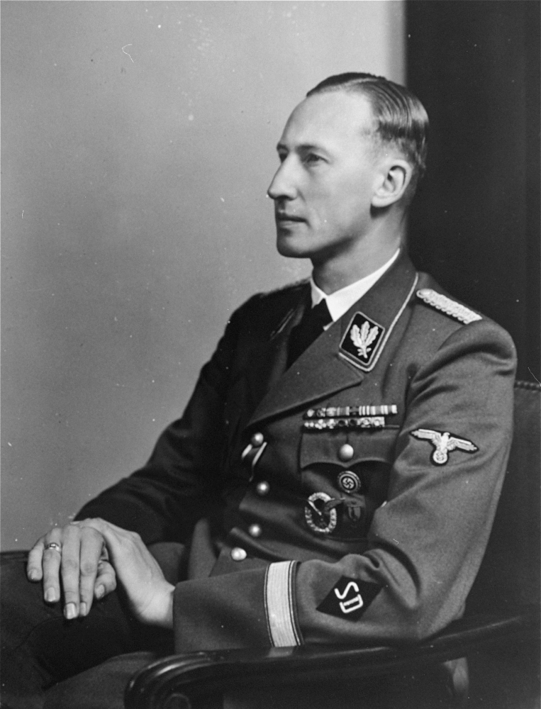 Portrait photographique en noir et blanc d'un homme regardant vers la gauche de la caméra, visible de la taille, portant un uniforme militaire.