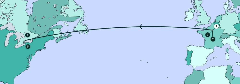 Une carte grise illustrant la plupart de l'Amérique du Nord, de l’Europe, et une partie de l’Afrique. Une ligne traverse divers endroits de la carte.