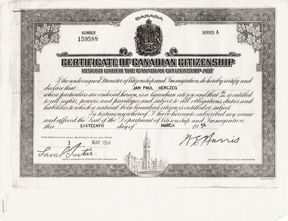 Photocopie en noir et blanc d'un document avec un bordure très décorée dans laquelle il y a des feuilles d'érable et une gravure du Parlement canadien dans le bas de la bordure. Le certificat a une écriture en italique et deux signatures.