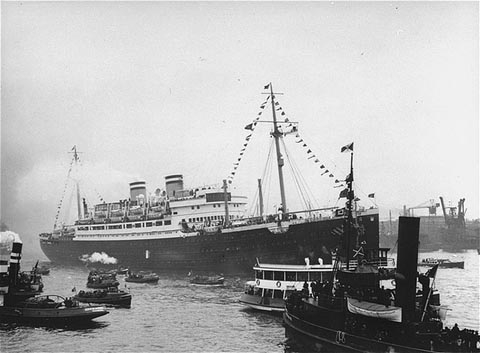 Photographie en noir et blanc d'un navire passager entouré de plus petits bateaux dans le port de La Havane.