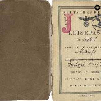 Deux pages d'un passeport. Sur la première page du passeport, un “J” rouge est estampé sur la droite et la date 1/1/1939 est indiquée à l'aide d'une étampe circulaire à l'encre du président de la police de Hambourg, et il y a une autre étampe circulaire à l'encre verte. Il y a de l'écriture manuscrite le long des bordures de la page.