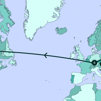 Une carte grise illustrant la plupart de l'Amérique du Nord, de l’Europe, et une partie de l’Afrique. Une ligne traverse divers endroits de la carte.